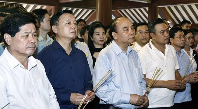 Президент Нгуен Суан Фук и делегаты почитают память Президента Хо Ши Мина. Фото: VNA