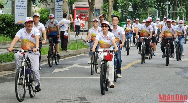 Участники велопробега дружбы в рамках Дня семьи АСЕАН-2022