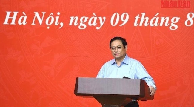 Премьер-министр Фам Минь Тьинь выступает на конференции. Фото: Чан Хай