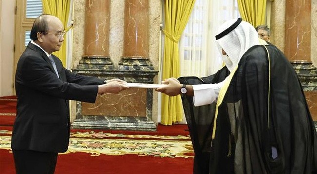 Президент Нгуен Суан Фук принимает верительные грамоты у Посла Кувейта Юсефа Ашура Аль-Саббаха. Фото: VNA