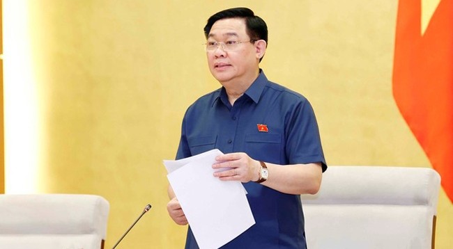 Председатель НС Выонг Динь Хюэ выступает на закрытии заседания. Фото: VGP