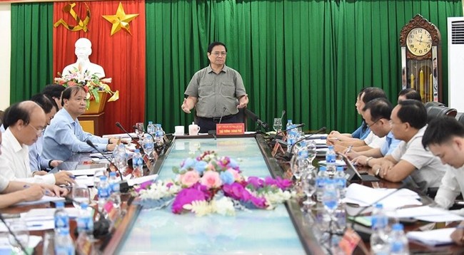 Премьер-министр Фам Минь Тьинь на встрече с руководителями завода азотных удобрений Хабак. Фото: Чан Хай 