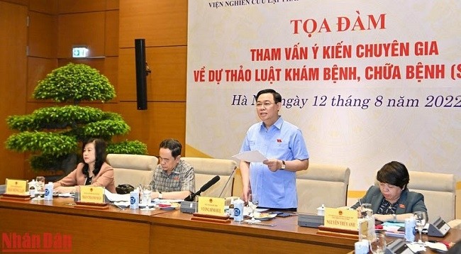 Председатель НС Вьетнама Выонг Динь Хюэ выступает с речью. Фото: Зюи Линь 