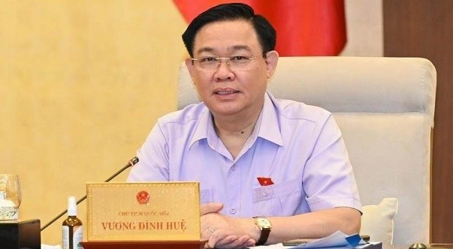 Председатель НС Вьетнама Выонг Динь Хюэ выступает на заседании. Фото: Зюи Линь 